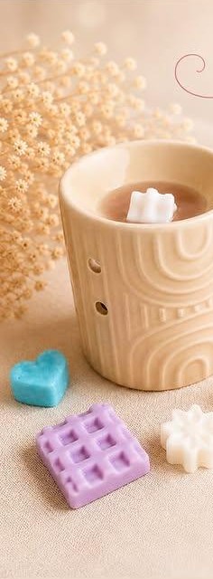 Brûle-parfum en céramique et fondants colorés en forme de cœur, de gaufre et de fleur